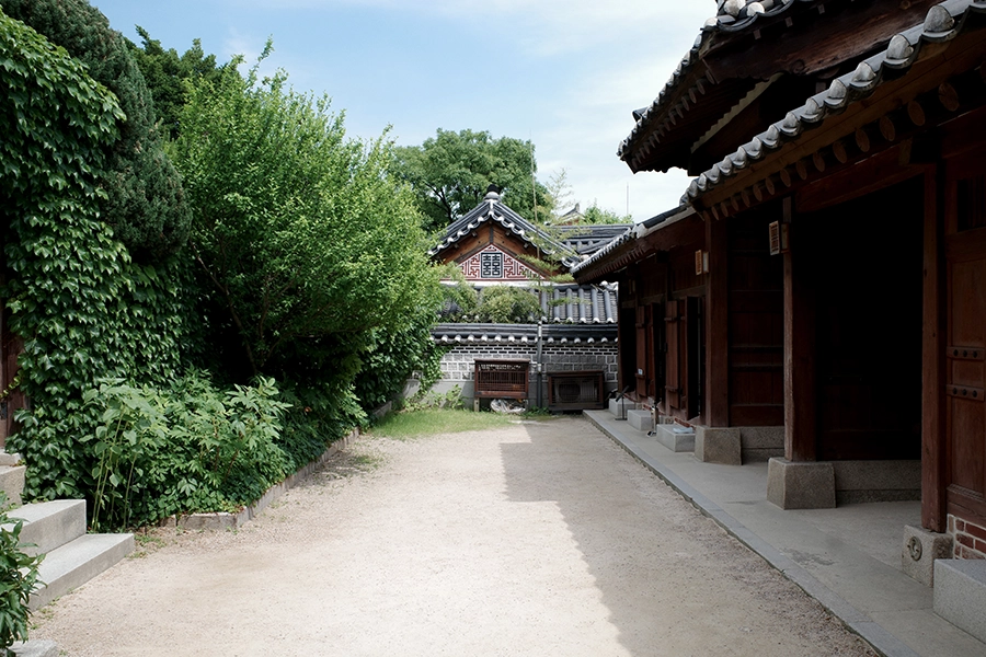 가회동 백인제 가옥 문간채 앞 행랑마당