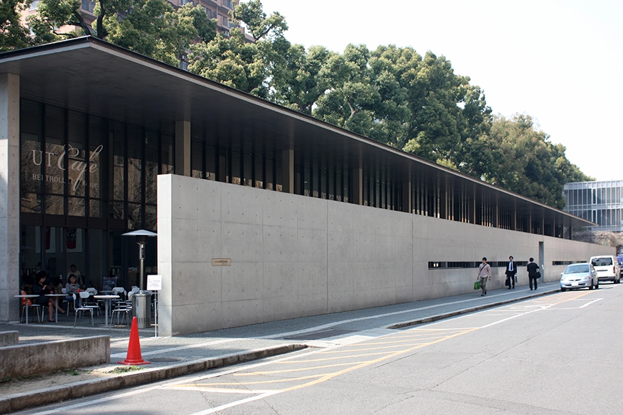 긴 콘크리트 벽이 인상적인 도쿄대학 FUKUTAKE HALL. 콘크리트에는 상황에 따라 혼화재료를 혼입한다.